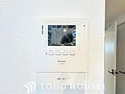 「見える安心」を実現するＴＶモニター付きインターホンを設置。来訪者の顔を室内から一目で確認できるため、防犯性が高く、お子様の留守番時も安心です。家族の安全を守る確かな配慮を、ぜひ現地でお確かめ下さい。