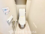 白で統一された清潔感あふれるトイレ。快適な温水洗浄機能付きで、毎日を心地よく過ごせます。お手入れの手軽さと明るく爽やかな空間設計が魅力のプライベート空間です。細部までこだわった仕様を現地でご覧下さい。