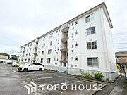 美しく洗練された街並みや、周辺環境に呼応しながら、毎日の快適な暮らしを最優先に考慮した機能性の高い住まい。意匠を凝らした美しい佇まいと、日々の家事や生活動線を緻密に計算した設計が魅力の邸宅となります。