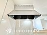 その他：静音性や省エネ性に優れ、デザインもスタイリッシュな最新レンジフード。効率的な換気で料理を快適にし、面倒なお手入れの手間も省けます。空間を美しく、引き締める洗練された機能美を、ぜひ現地でお確かめ下さい。