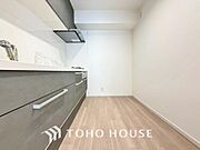 夫婦そろってキッチンに立っても調理がしやすく余裕の広さ。家事をしながら会話も弾みます。