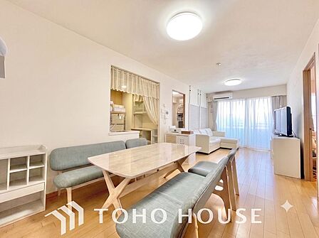 広いLDKでは家族が集まり一緒の時間を過ごせる工夫がされております。心地よい光が差し込む大空間は、毎日の会話も弾む憩いの場所に。住まいの中心として家族の温かい時間を優しく包み込む魅力あふれる空間です。