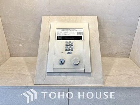 共用玄関にオートロックがあることで防犯効果が高まります。不審者の侵入を未然に防ぎ、一人暮らしや小さなお子様のいるご家庭にも安心をプラス。毎日の暮らしの安全性をしっかりと高める、心強い住まいの設備です。