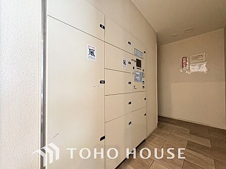 宅配ボックスは、ネットショッピングなどによる小型のお届け物の受け取りに大変便利です。不在時でも荷物を受け取れるため再配達の手間がなく、日々の暮らしに快適さとゆとりをプラスする、嬉しい高機能な設備です。
