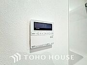 スイッチ一つでお湯張りから保温、追い焚きまで自動で行う高機能システムバス。家事の手間を減らし、家族全員がいつでも温かいお風呂に入れます。毎日の疲れを癒やす、快適な充実設備を、ぜひ現地でお確かめ下さい。