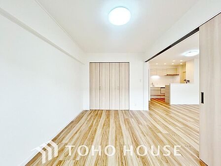 夫婦のプライベート空間として最適な広々とした主寝室。大型ベッドやドレッサーも余裕で配置できます。大型クローゼット完備で収納力も。一日の疲れを癒やし、心地よい眠りを叶える上質なプライベート空間です。
