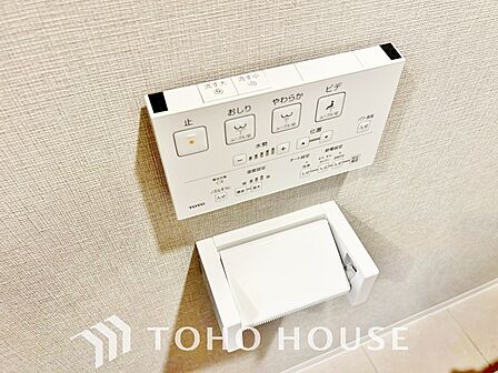 快適な温水洗浄便座(ウォシュレット)を完備。毎日使う場所だからこそ清潔でお手入れがしやすい衛生的な機能にこだわりました。冬場でも便座が温かく、季節を問わず誰もが心地よく使える嬉しい標準設備となります。