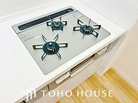 一度に複数のお料理を並行して作れる、便利な3口コンロを採用。毎日のキッチンタイムを大幅に効率化し、忙しい時間帯の家事をサポートします。料理がもっと楽しくなる、機能的で使いやすい設備を現地でご覧下さい。