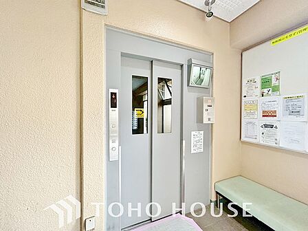 家族をあたたかく迎え入れてくれるエントランス。ここに住まう人の品格を映し出し毎日の帰宅時にホッとする安心感を与えてくれます。邸宅の顔にふさわしい洗練された美しい佇まいを、ぜひ現地で直接ご体感ください。
