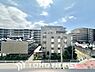 周辺：豊かな眺望にふさわしい空間は、通風・採光に優れ、心地よい光と風があふれています。明るい陽ざしが差し込む開放的なリビングとも繋がり、毎日の暮らしに上質な癒やしと特別な時間を届けてくれる素敵な住まいです。
