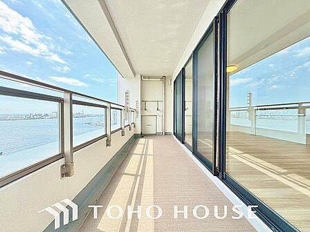 暖かい陽ざしと風がが差し込む2階バルコニーは、晴れた日には洗濯物がカラッと乾きます。毎日の家事を爽快にサポートする、開放感あふれる快適な屋外空間の心地よさを、ぜひ実際の現地でご覧になってみてください。