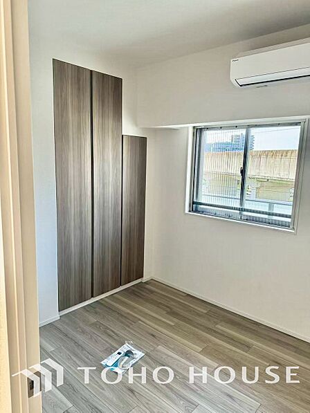 収納に便利なクローゼットを備えた、家具配置の自由度が高いシンプルな洋室です。画像と現地では広さや明るさの感覚が大きく変わります。暮らしのイメージを膨らませるためにも、ぜひご自身の目で確かめてください。