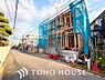 外観：街並みの風景に包み込まれながら、瀟洒な印象も湛えて佇みます。