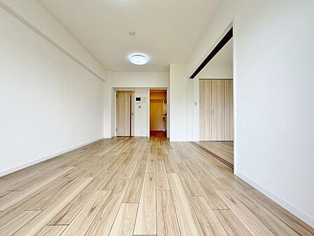 光が注がれる青い空から鮮やかに赤色にゆっくりと染まる。そんな優しい時間がここでは流れてゆく。