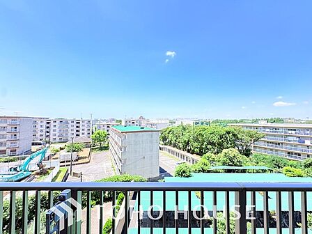 その豊かな眺望にふさわしい空間には、通風・採光にも優れ、心地よい光と風があふれています。