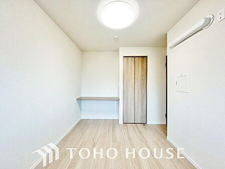 白を基調とした室内は、明るい住空間を造り出すだけでなく、清潔感をもたらしてくれます。お好みの家具やインテリアがより美しく引き立つシンプルなデザインで、毎日の暮らしに爽やかな心地よさと癒やしを添えます。