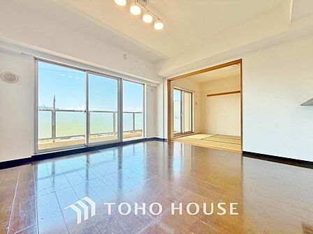 朝は、爽やかな日差しを浴びながら、家族みんなでおいしい朝食・・・。昼下がりには、のんびりと過ごすひと時・・・。「光」と「風」があふれる開放的なリビングダイニングには、自然と家族みんなが集まってきます。
