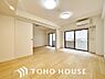 室内：広いＬＤＫでは家族が集まり一緒の時間を過ごせる工夫がされております。心地よい光が差し込む大空間は、毎日の会話も弾む憩いの場所に。住まいの中心として家族の温かい時間を優しく包み込む魅力あふれる空間です。