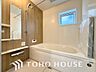 浴室：落ち着いた雰囲気のバスルーム。一日の疲れをゆったりと癒すプライベートな空間になりそうです。シンプルな設計が毎日の快適な入浴を支え、心身ともに深くリラックスできる贅沢なバスタイムを堪能できる一部屋です。