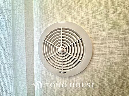 24時間換気システムを導入。窓を閉め切ったままでもお家全体の空気を計画的に循環させ、常に新鮮な空気環境をキープします。結露やカビの発生を抑制し、シックハウス対策にも有効な家族の健康を守る設備です。