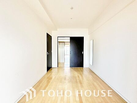 落ち着いたカラーの室内。インテリアやファブリックでお好みのテイストデザインを取り入れて頂けます。