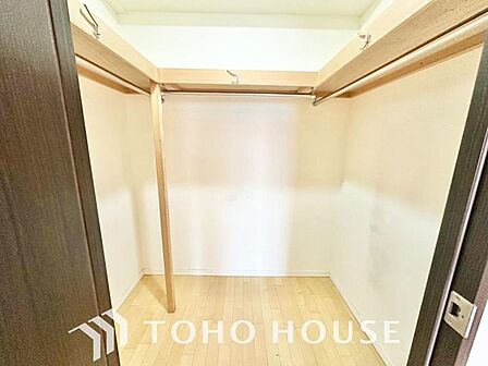 たっぷりと荷物が収納できるよう、ウォークインクローゼットを完備しました。実際の大きさや、広さの感覚は、画像とは異なりますので、ぜひ現地に足を運んでいただき、ご自身の目でその魅力を確かめてみてください。