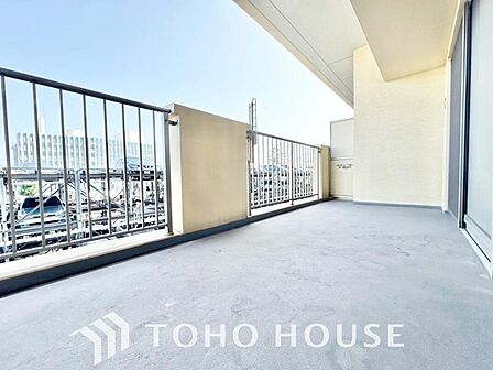 豊かな眺望にふさわしい空間には、優れた通風と採光により、心地よい光と風があふれています。圧倒的な開放感と、四季の移ろいを肌で感じる贅沢な住み心地。この地ならではの特別な情景を、ぜひ現地でご体感下さい。