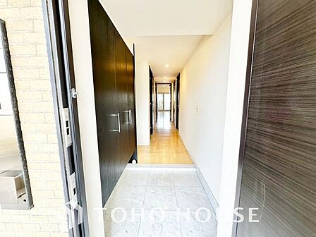 毎日みんなを見送り、優しく温かく迎え入れる場所。「帰りたくなる家」をテーマに設計した自慢の玄関です。一歩足を踏み入れた瞬間にホッとする心地よさと、洗練された美しい佇まいをぜひ現地で直接ご体感ください。