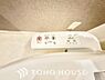 その他：清潔で快適なトイレタイムをサポートする、温水洗浄便座を完備しました。気になるニオイを抑える脱臭機能なども備えており、いつも爽やかで心地よい空間を保ちます。日々の暮らしに寄り添う嬉しいこだわり設備です。