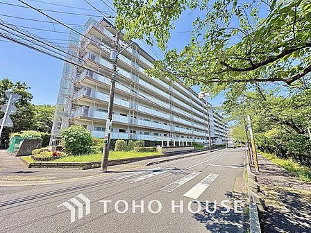 閑静な住宅地に佇む「住まい」は季節・気候・時代の背景に捉われない珠玉の空間を実現しました。洗練されたデザインと高い機能性が融合し、日々の暮らしに深い安らぎと、色褪せない特別な価値をあなたへと届けます。