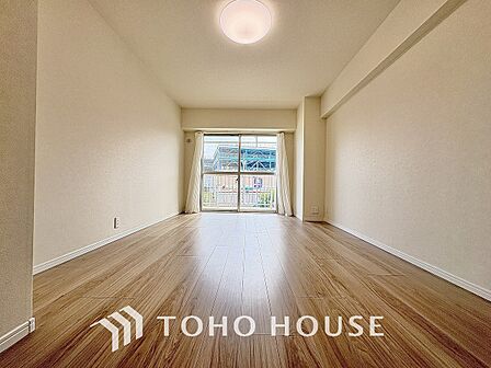 心と体をゆったりと安らげる主寝室。この贅沢なゆとりが大きい分だけ、日々の暮らしの安らぎは深まります。まるでホテルのような寛ぎに満ちた上のプライベート空間を、ぜひ現地の洗練された雰囲気でご体感下さい。