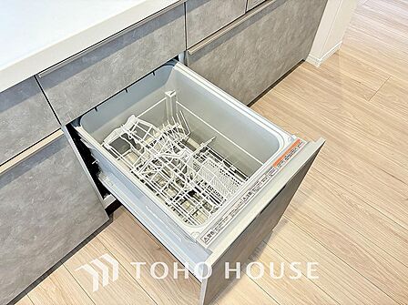 家事の時間を大幅に短縮できる便利な食器洗い乾燥機を完備。ビルトインタイプのため、キッチン周りをすっきりと美しく見せてくれます。手荒れを防ぎ、ゆとりの時間を生み出す先進設備を、ぜひ現地でお確かめ下さい。
