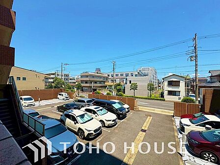 お出かけや日々の移動に便利な敷地内駐車場のあるマンション。車をすぐ近くに停められる安心感と利便性が、快適な新生活を支えます。区画のサイズ、現在の空き状況、料金等についてはお気軽にお問い合わせください。
