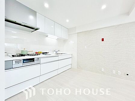 夫婦そろってキッチンに立っても調理がしやすく余裕の広さ。家事をしながら会話も弾みます。