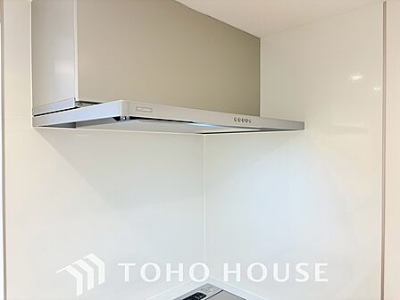 調理中の煙やニオイを効率よく吸い込み、リビングまで快適な空気環境を保つレンジフード。お部屋に生活臭が広がるのを防いで、いつでもクリーンな空間を維持します。毎日の料理時間を足元から支える必須の設備です。