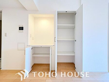 居室にはクローゼットを完備し、自由度の高い家具の配置が叶うシンプルな空間です。衣類や物がすっきりと収まるため、お部屋の広さを有効活用できます。模様替えも楽しみやすく、自分好みの快適な寝室や子供部屋に。