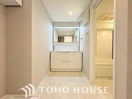 忙しい朝であっても、落ち着きとくつろぎを感じられる空間の中で気持ちよく身だしなみを整えられます。ゆとりある広さと使いやすい設計が施され、慌ただしい朝の準備も焦らず、笑顔で快適にスタートできる洗面空間。