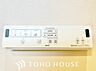 トイレ：快適な温水洗浄便座（ウォシュレット）を完備。毎日使う場所だからこそ清潔でお手入れがしやすい衛生的な機能にこだわりました。冬場でも便座が温かく、季節を問わず誰もが心地よく使える嬉しい標準設備となります。