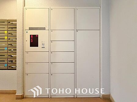 宅配ボックスは、ネットショッピングなどによって増加傾向の小型のお届け物の受け取りができて便利。留守中はもちろん、在宅時に手が離せない瞬間でも非対面で安心して荷物を受け取れ、日々の時間を有効に使えます。