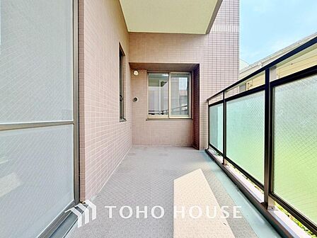 頬をなでる優しい風を感じることが出来るバルコニー。深呼吸をしたくなる気持ちの良い眺望です。たっぷりの陽光が降り注ぐこの開放的な空間は、日常の忙しさを忘れさせてくれる、贅沢で穏やかな時間をもたらします。