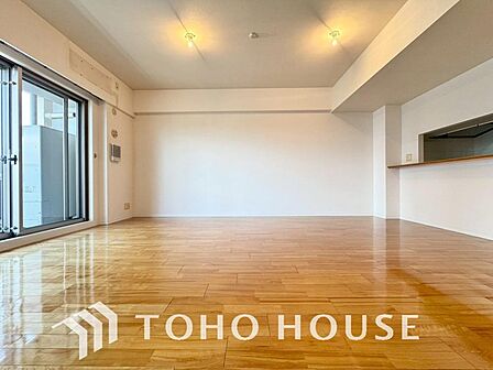 大型のテーブルやこだわりの家具も余裕を持って配置できる広々としたダイニング。リビングやキッチンとの一体感があり、様々なライフスタイルに合わせて自由なレイアウトを楽しめる、開放感に満ちた憩いの空間です。