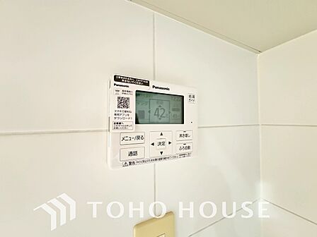 スイッチ一つでお湯張りから保温、追い焚きまで自動で行う高機能システムバス。家事の手間を減らし、家族全員がいつでも温かいお風呂に入れます。毎日の疲れを癒やす、快適な充実設備を、ぜひ現地でお確かめ下さい。