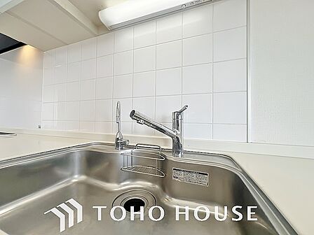 浄水と原水をボタン一つで切り替えられる浄水器一体型水栓。近年主流になりつつある人気の設備です。料理には美味しい浄水を、日常の洗い物には原水をワンプッシュで使い分け。シンク周りもすっきり美しく保てます。