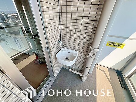 バルコニーで家庭菜園やガーデニング、お掃除をする際にあると役立つスロップシンク(水栓)がございます。汚れを室内に持ち込まずにその場で洗えるため毎日の暮らしをより快適にサポートしてくれる便利な設備です。
