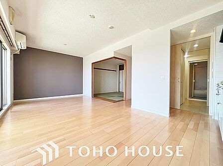 美しく使いやすいキッチン空間。優しい温もりを醸し出すキッチンは、料理のための配慮を随所に注ぎました。作業動線を考えた収納やお手入れしやすい素材を採用し毎日の家事を快適にサポートするこだわりの設計です。
