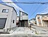 外観：街並みに美しく映える、洗練されたスタイリッシュな外観デザイン。新築ならではの圧倒的な存在感と品格を放ち、住む人の誇りを満たしてくれます。青空に映える美しい佇まいを、ぜひ現地で実際にご覧ください。