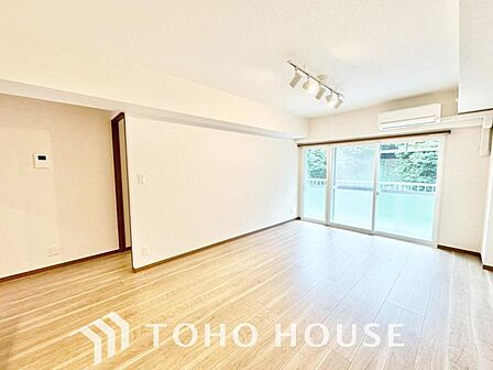 広いLDKでは家族が集まり一緒の時間を過ごせる工夫がされております。心地よい光が差し込む大空間は、毎日の会話も弾む憩いの場所に。住まいの中心として家族の温かい時間を優しく包み込む魅力あふれる空間です。