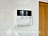 浴室：家族がいつでも温かいお風呂に入ることができる追い炊き機能が付いた浴槽はとても便利な機能です。家事の合間に手軽に操作できるため、生活リズムが異なるご家族でも常に心地よい温かなお湯が優しく迎えてくれます。