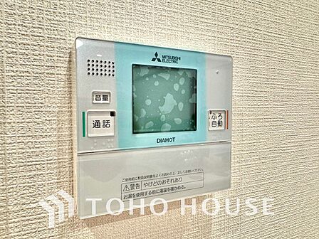 家族がいつでも温かいお風呂に入ることができる追い炊き機能が付いた浴槽はとても便利な機能です。家事の合間に手軽に操作できるため、生活リズムが異なるご家族でも常に心地よい温かなお湯が優しく迎えてくれます。