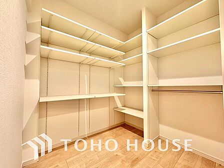 建物内部の収納には拘りました。共有部分に設けた収納は季節物の大きな家電や大型の生活用品もすっきりと収まりお荷物が多い方にも安心です。住まい全体をいつでも綺麗でゆとりある快適な空間に保つことができます。